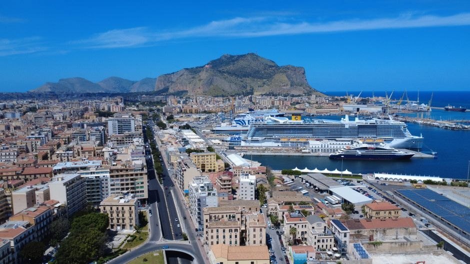 Many People Arrive in Spanish City in One Day