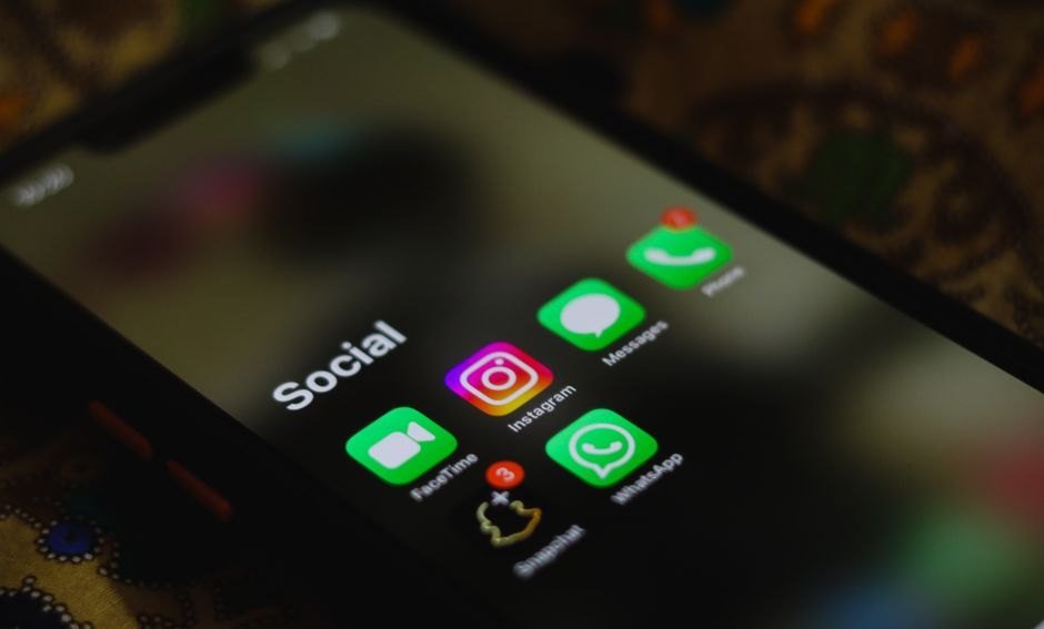 Big Apps Fight Fake AI Content