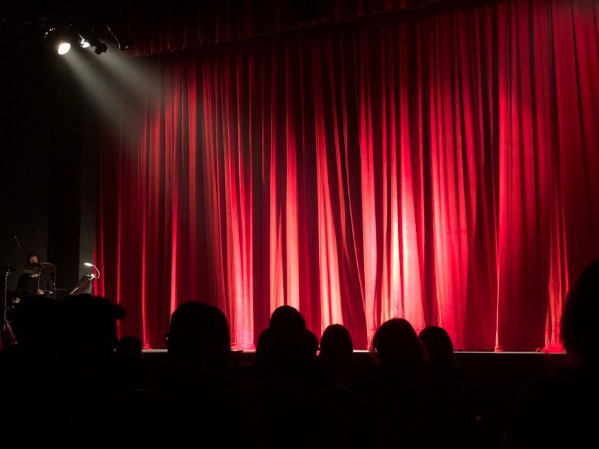 Can an AI Tell Jokes as Well as a Real Comedian?