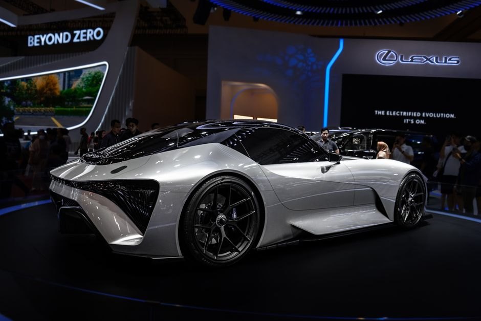Jaguar Launches Electric Car to Mixed Reactions