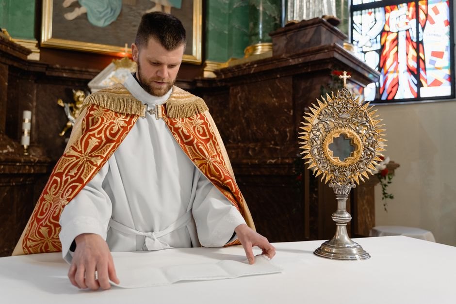 Pope Returns to Duties After Lung Surgery
